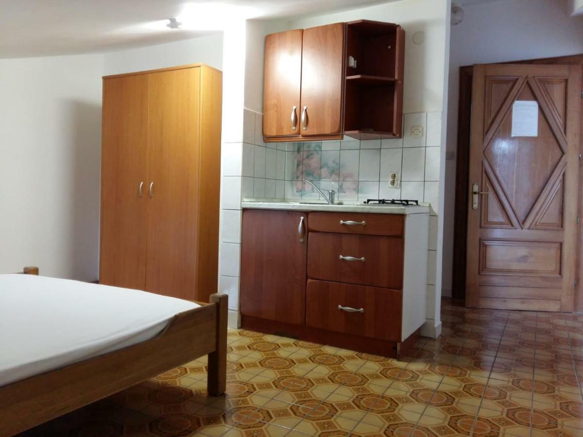 Apartments Villa Cherry Новалья Экстерьер фото